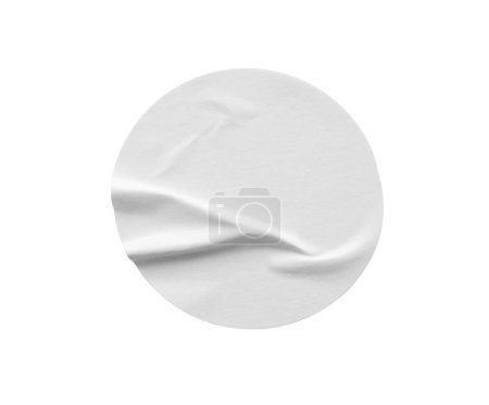 Etiqueta engomada de papel redondo blanco en blanco aislado sobre fondo blanco