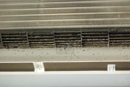 Sistema de aire acondicionado sucio antes de la limpieza