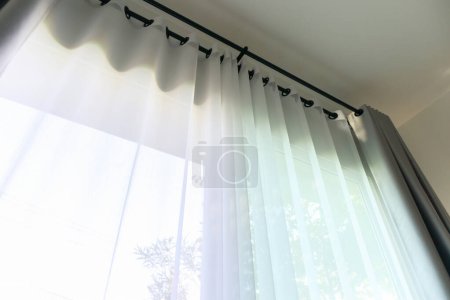 Téléchargez les photos : Fenêtre rideau décoration intérieure dans le salon - en image libre de droit