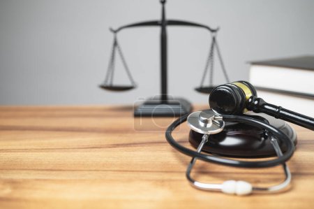 Körperverletzungsrecht. Der mittlere Teil des Richterzimmers hat einen Hammer, das Stethoskop auf dem Schreibtisch ist ein einzigartiges Konzept, das die Kreuzung von Gerechtigkeit und Gesundheit in einem Gerichtssaal symbolisiert. Kopierraum