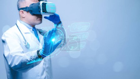 Foto de VR Surgery Simulation: Médicos con auriculares VR en quirófanos futuristas, visualizando órganos y realizando procedimientos simulados. - Imagen libre de derechos