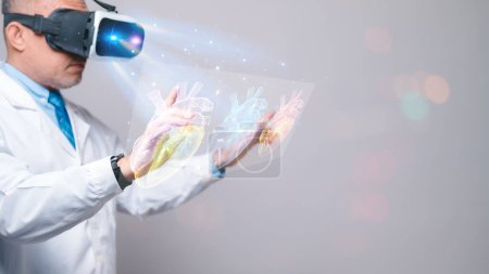 Foto de Concepto VR. En quirófanos futuristas, los médicos se ponen auriculares VR, sumergiéndose en simulaciones de cirugía VR, donde visualizan órganos, practican procedimientos simulados para mejorar la formación quirúrgica - Imagen libre de derechos