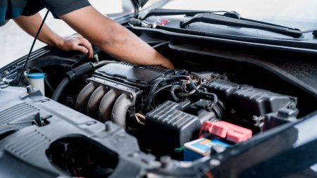 Le mécanicien effectue la réparation et l'entretien du moteur de la voiture, s'assurant que le véhicule fonctionne efficacement et prolongeant la durée de vie du moteur de l'automobile.