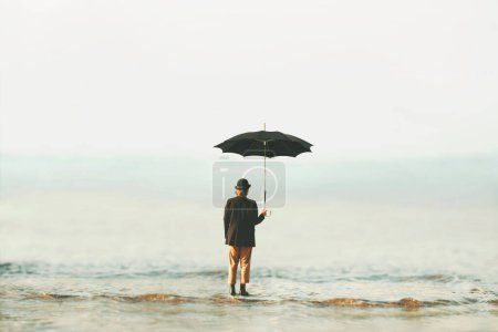 Téléchargez les photos : Femme surréaliste avec chapeau melon et parapluie regarde vers l'infini, concept d'affaires et de liberté - en image libre de droit
