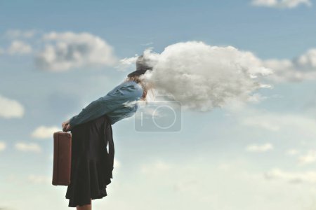 Foto de Mujer surrealista viaja con curiosidad con la cabeza en una nube, concepto de confusión mental, ocultándose de la realidad, curiosidad hacia nuevas ideas, coraje para enfrentar dificultades - Imagen libre de derechos