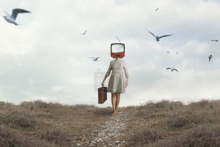 surreale Frau mit ihrem Kopf, der von einem Fernseher verdeckt wird, der einen Himmel projiziert und Vögel, die frei herumfliegen