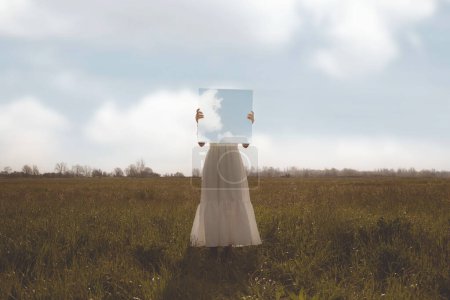 Téléchargez les photos : Femme tenant une peinture surréaliste du ciel devant son visage, concept abstrait - en image libre de droit