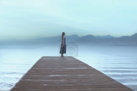 Téléchargez les photos : Voyageur femme semble détendu à la vue peinte bleu surréaliste - en image libre de droit