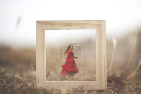 Téléchargez les photos : Femme vêtue de rouge fuyant à travers un cadre surréaliste en pleine nature - en image libre de droit