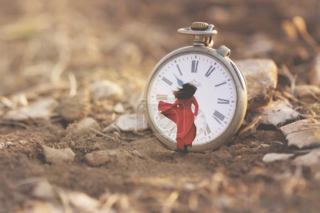 Téléchargez les photos : Femme surréaliste vêtue de rouge court à l'intérieur d'une horloge, concept de temps - en image libre de droit