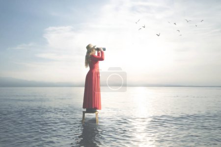 Téléchargez les photos : Femme surréaliste au milieu de la mer sur un tabouret observe son infini avec le télescope, concept abstrait - en image libre de droit