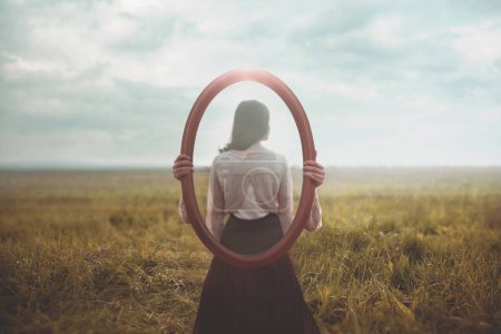 Foto de Mujer sosteniendo un espejo que se refleja aparece por detrás, concepto de identidad - Imagen libre de derechos