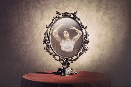 Téléchargez les photos : Miroir avec le reflet d'une femme qui est enchantée par sa propre beauté, concept de vanité - en image libre de droit