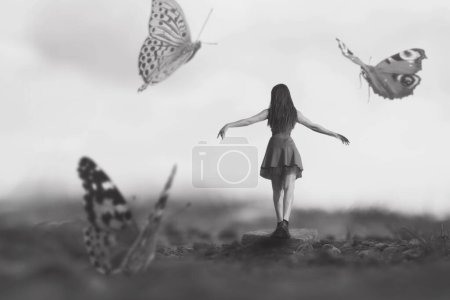 Téléchargez les photos : Femme marchant joyeusement parmi les papillons géants dansant autour d'elle, concept abstrait - en image libre de droit