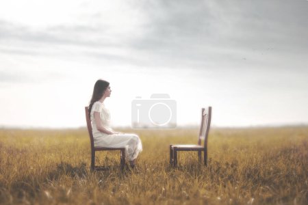 Traurige Frau, die vor dem leeren Stuhl ihres Liebsten sitzt, Einsamkeit.