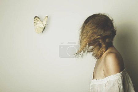 Téléchargez les photos : Rencontre surréaliste d'un papillon avec une femme, concept abstrait - en image libre de droit