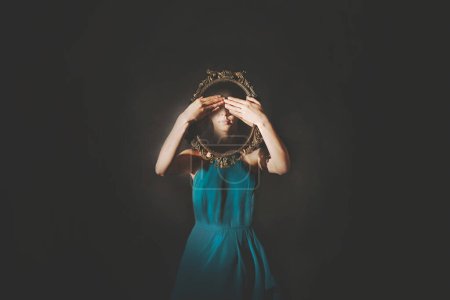 surreale Frau mit Spiegel vor sich spiegelt ihr von ihren eigenen Händen verborgenes Gesicht, abstraktes Konzept