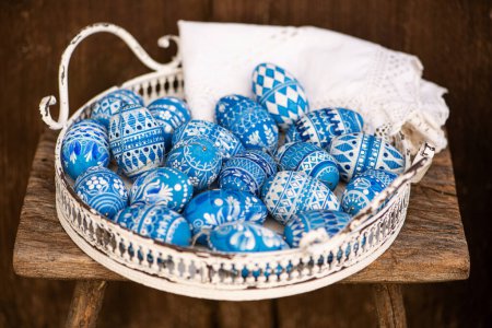Foto de Huevos de Pascua pintados a mano en un bol - Imagen libre de derechos
