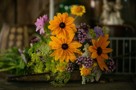 Téléchargez les photos : Bouquet de fleurs colorées avec de nombreuses fleurs d'été différentes - en image libre de droit