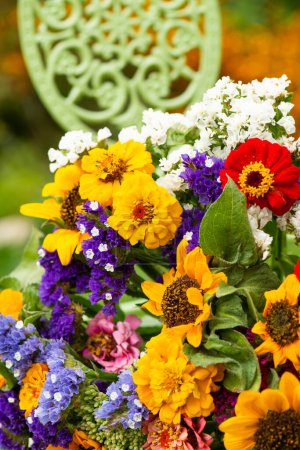 Foto de Ramo de flores de colores con muchas flores de verano diferentes - Imagen libre de derechos
