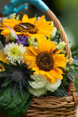 Téléchargez les photos : Bouquet de fleurs d'automne coloré dans un panier - en image libre de droit