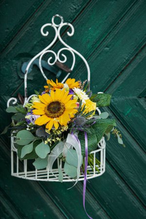 Téléchargez les photos : Bouquet de fleurs d'automne coloré dans un panier métallique - en image libre de droit