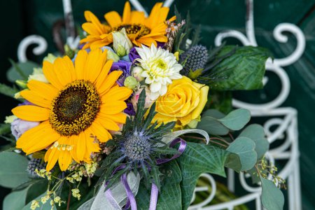 Téléchargez les photos : Bouquet de fleurs d'automne coloré dans un panier métallique - en image libre de droit
