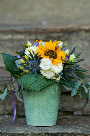 Téléchargez les photos : Bouquet de fleurs d'automne coloré dans un pot - en image libre de droit