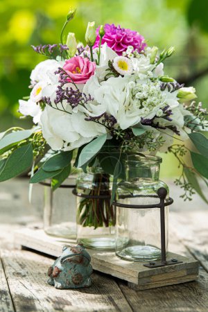 Téléchargez les photos : Bouquet de fleurs d'été sur une table de jardin avec fond nature - en image libre de droit