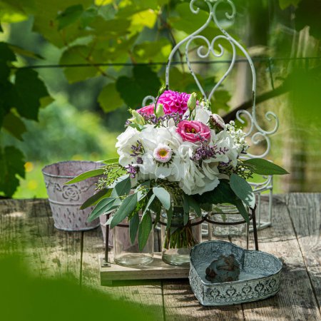 Téléchargez les photos : Bouquet de fleurs d'été sur une table de jardin avec fond nature - en image libre de droit