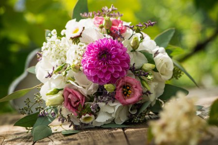 Téléchargez les photos : Bouquet de fleurs d'été avec des roses sur une table en bois dans un jardin - en image libre de droit
