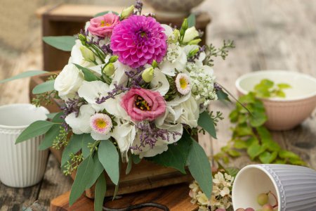 Téléchargez les photos : Bouquet de fleurs d'été sur une table en bois avec tasses à café - en image libre de droit