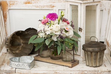 Foto de Ramo de flores de verano en un banco de madera blanco viejo - Imagen libre de derechos