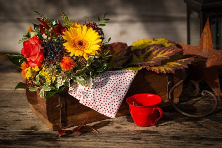 Téléchargez les photos : Bouquet de fleurs d'automne coloré dans une vieille forme de brique - en image libre de droit