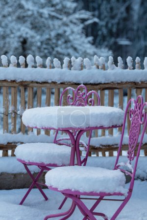Téléchargez les photos : Chaises de jardin couvertes de neige en hiver - en image libre de droit