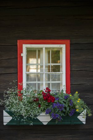 Foto de Vieja ventana de madera en una granja estiria - Imagen libre de derechos