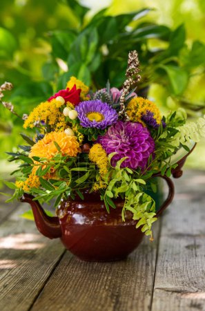 Téléchargez les photos : Bouquet de fleurs d'automne avec dahlia dans une théière en émail - en image libre de droit