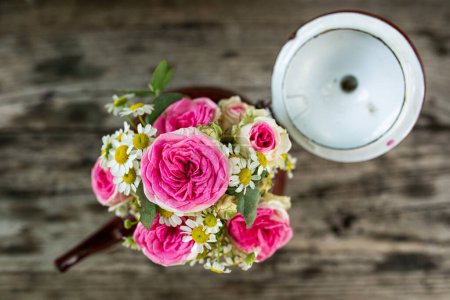 Téléchargez les photos : Petit bouquet de fleurs sur table en bois - en image libre de droit