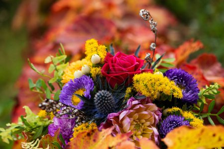Foto de Ramo de flores de otoño con dalia y hojas de vino - Imagen libre de derechos