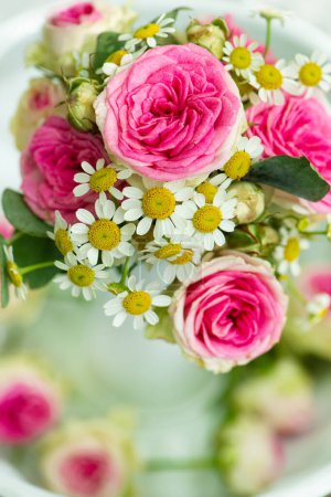 Téléchargez les photos : Petit bouquet de fleurs de rose dans la nature fond - en image libre de droit