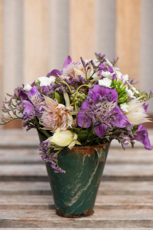 Foto de Ramo de flores colorido con protea en una olla de esmalte - Imagen libre de derechos