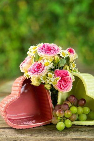 Téléchargez les photos : Bol coeur avec roses roses et raisins de cuve - en image libre de droit
