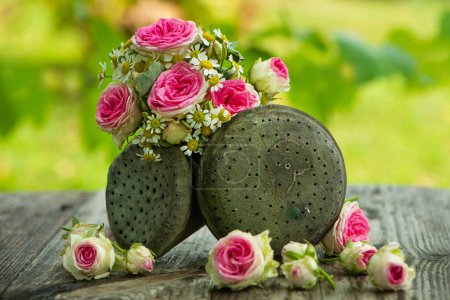 Téléchargez les photos : Petit bouquet de fleurs de rose dans la nature fond - en image libre de droit