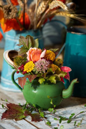 Téléchargez les photos : Bouquet de fleurs d'automne coloré sur une table de jardin - en image libre de droit