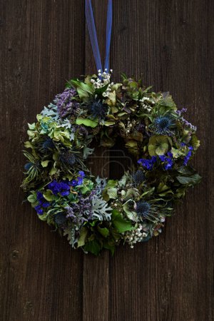 Téléchargez les photos : Couronne de fleurs d'automne colorée avec hortensia sur une porte en bois - en image libre de droit
