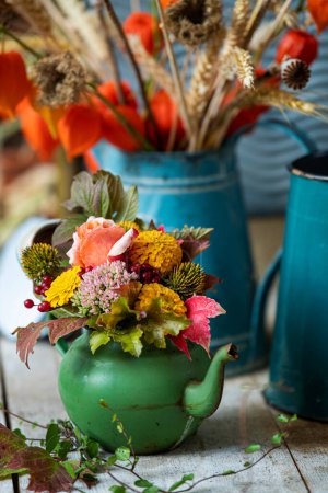 Téléchargez les photos : Bouquet de fleurs d'automne coloré sur une table de jardin - en image libre de droit