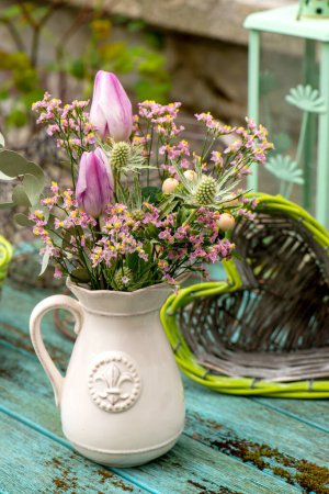 Téléchargez les photos : Petit bouquet de fleurs avec tulipes roses sur une table en bois - en image libre de droit