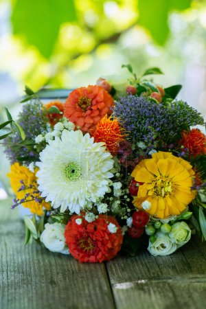 Téléchargez les photos : Bouquet de fleurs colorées sur une table de jardin - en image libre de droit