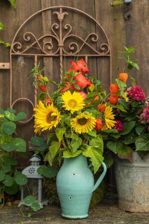 Téléchargez les photos : Bouquet de fleurs avec fleurs de tournesol et physalis - en image libre de droit