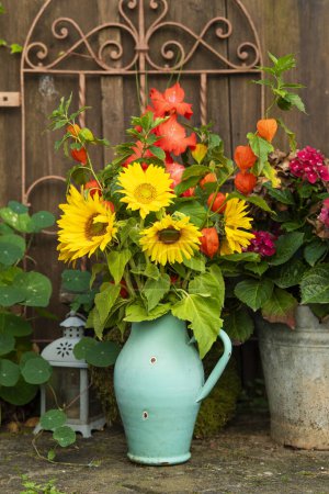 Téléchargez les photos : Bouquet de fleurs avec fleurs de tournesol et physalis - en image libre de droit